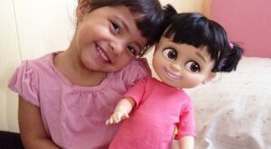 Parecidos razonables: 15 bebés que son clones de sus muñecos