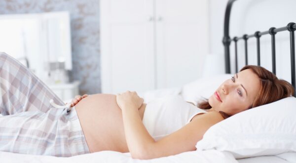 Las mejores posturas para dormir bien durante el embarazo