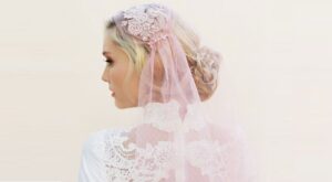 Novias con velo rosa