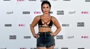 Demi Lovato y su bikini sadomaso, peor look de la semana