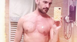 David Delfín y su gusto por el nudismo en el ascensor