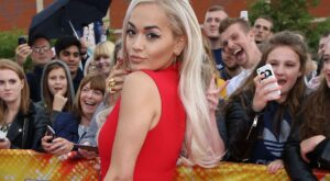 Rita Ora a lo Caperucita, el peor look de la semana