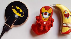 Una madre personaliza los audífonos de su hijo y otros niños con divertidas creaciones