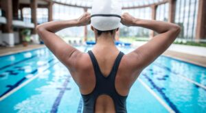 ¡Date un chapuzón! 8 beneficios de practicar deporte en el agua