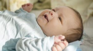 ​[Vídeo] El emocionante momento en que un bebé ve a sus padres con nitidez por primera vez en su vida