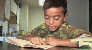 El niño que no tenía dinero para comprar libros y recibió cientos de ellos gracias a una iniciativa de su cartero