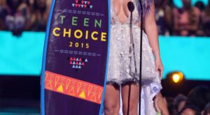 El escote de Britney Spears y el homenaje a Paul Walker, en los Teen Choice Awards