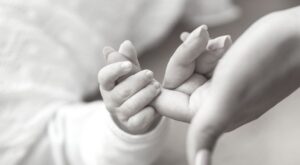 La foto de un bebé descansando sobre la cicatriz de la cesárea de su madre que se ha hecho viral