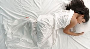 ¿El picor no te deja dormir? Trucos para dejar de sufrir en esas largas noches