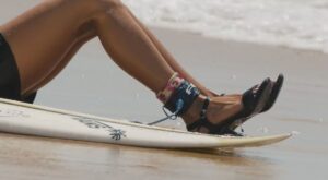 Surf en tacones y vestido, ¡locuras de moda!