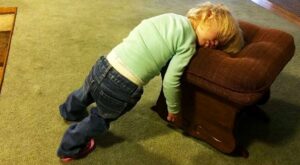 40 niños capaces de dormir, literalmente, en cualquier parte