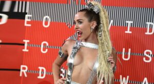 Miley Cyrus arrasa cual ‘wrecking ball’ y gana el peor look de la semana