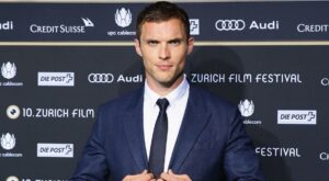 El hombre de la semana es… ¡Ed Skrein!