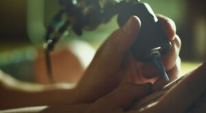 Una artista cubre con tatuajes las marcas de mujeres que han sufrido violencia de género