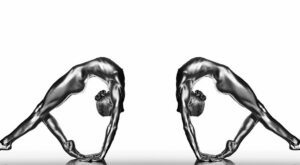 Bañados en plata: La belleza de la danza al desnudo