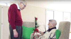 El amor NO tiene edad: ¿Qué puede ocurrir en una cita a ciegas entre abuelos?