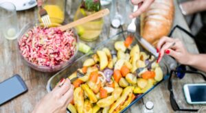 Dime de dónde eres y te diré cómo comes: 10 modales curiosos a la mesa