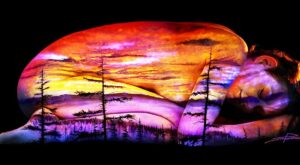 La belleza femenina vista a través del body painting fluorescente