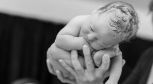 Esta fotógrafa muestra el momento exacto en que los bebés asoman su cabeza al mundo por primera vez