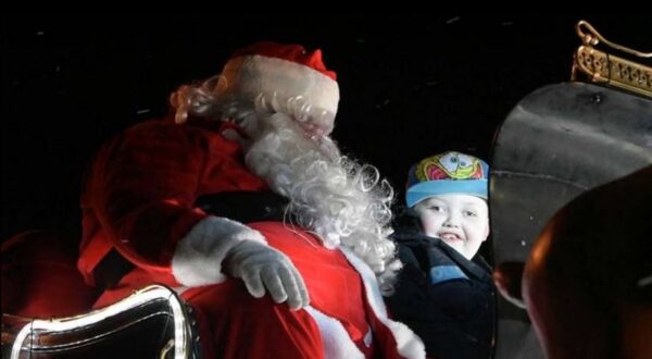 Un pueblo adelanta dos meses la Navidad para que un niño enfermo de cáncer pueda disfrutarla