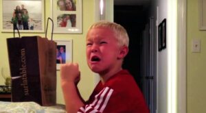 Así reaccionan los niños cuando sus padres les dicen que se han comido todos sus caramelos de Halloween