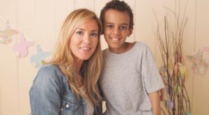 Una madre homenajea a su hijo fallecido de 8 años en su boda