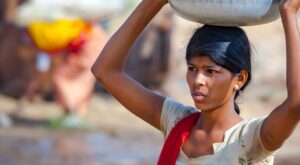 La educación como factor clave para revalorizar el papel de las mujeres indias en la sociedad