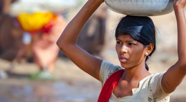 La educación como factor clave para revalorizar el papel de las mujeres indias en la sociedad