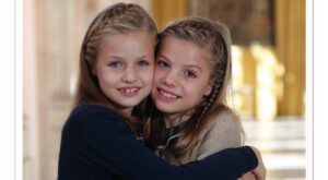 Leonor y Sofía: la felicitación de Navidad más dulce