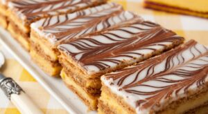 Milhojas de turrón y nata. ¡Dale la vuelta a tus postres!