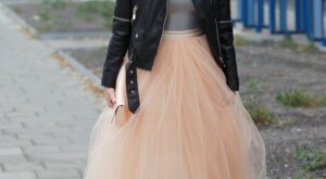 Adriana Abenia da el ‘sí, quiero’ con chupa de cuero