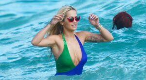 Rita Ora sube las temperaturas invernales con el peor look de la semana