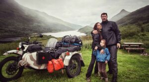 Estos padres quisieron enseñarle el mundo a su hijo recorriendo 41 países en solo 4 meses… ¡y en moto!