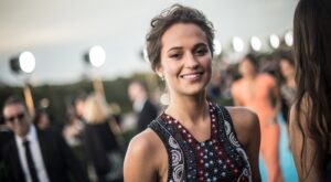 Maquíllate como… Alicia Vikander en los Critic’s Choice