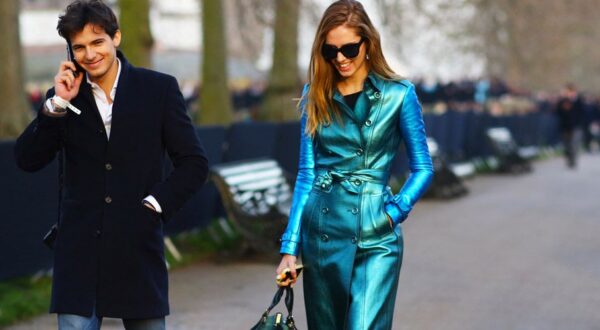 ¿Se pueden lucir prendas metalizadas en un look de oficina?