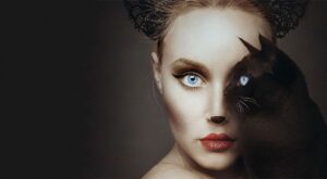 Los increíbles autorretratos con animales de Flora Borsi