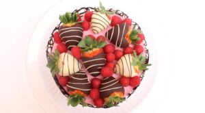 Aprende a preparar una bonita tarta de chocolate y fresas