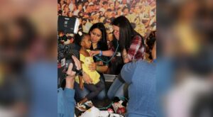 ¡Impresionante! Esta mamá llora desconsoladamente al escuchar latir el corazón de su hijo muerto