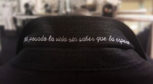 ¡Mira qué original! Personalizar un traje con un mensaje es posible