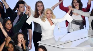 Lady Gaga emociona al auditorio de los Oscar al cantar contra los abusos sexuales
