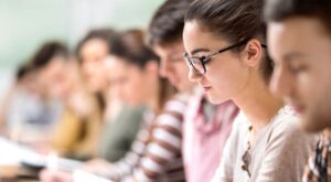 Denuncian a un profesor por calificar de «guarras» y «rancias» a las mujeres que van a la discoteca