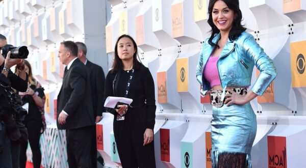 Katy Perry, la cowboy del espacio, peor look de la semana