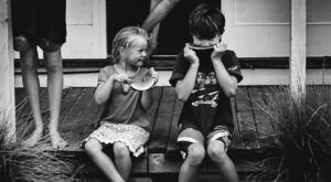 Sin móviles ni televisión: así es la infancia, libre y feliz, de estos niños