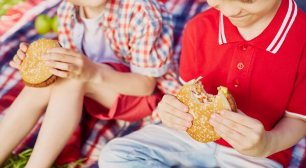 Alimentos cariógenos para los niños: ¿cómo debe ser su dieta para proteger su salud dental?
