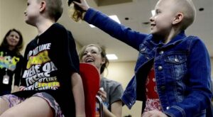 [VÍDEO] Mira cómo se solidarizan estos niños con su compañera de clase enferma de cáncer