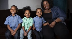 ¿Por qué ser madre joven está mal visto? El proyecto que cuenta 15 experiencias de mujeres que lo fueron