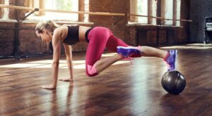 7 ejercicios que solo puedes hacer en el gimnasio y que te ayudarán a conseguir el cuerpo de tus sueños