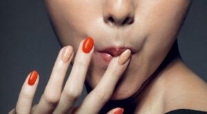 ¿Esmalte de uñas que se come y sabe a pollo? Llega la última extravagancia beauty