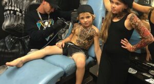 Este artista cambia tatuajes (temporales) por sonrisas con niños hospitalizados