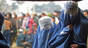 Miembros de Daesh subastan esclavas sexuales en Facebook